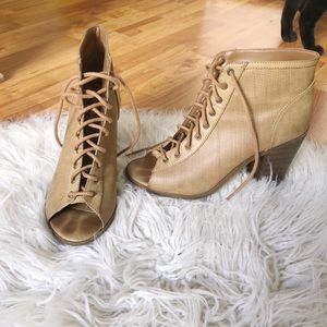 Women’s size: 81/2 lace up booties